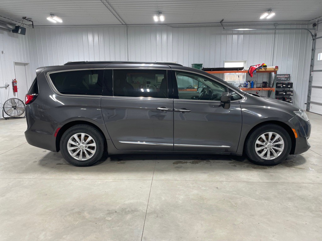 2017 Chrysler Pacifica Image 8