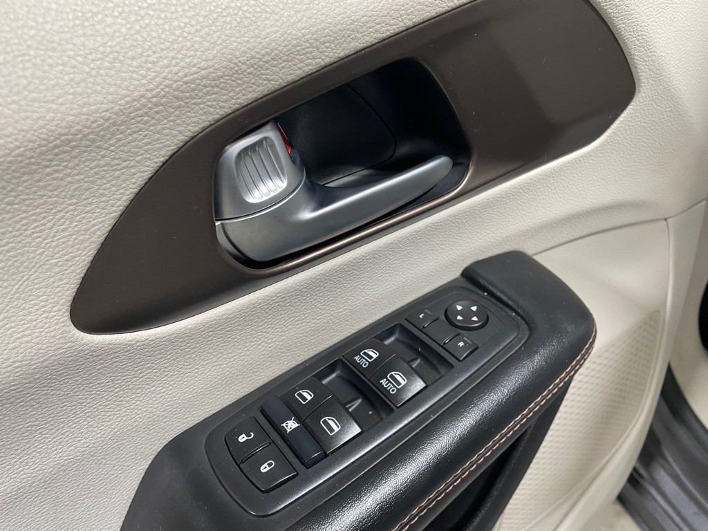 2017 Chrysler Pacifica Image 12