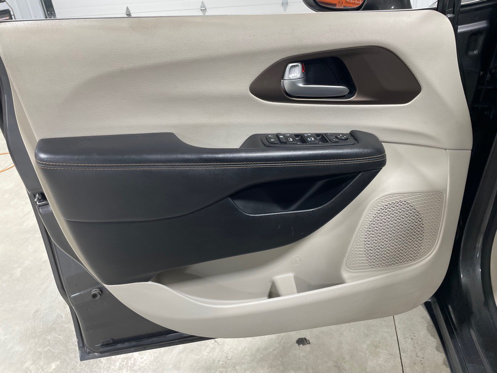 2017 Chrysler Pacifica Image 13