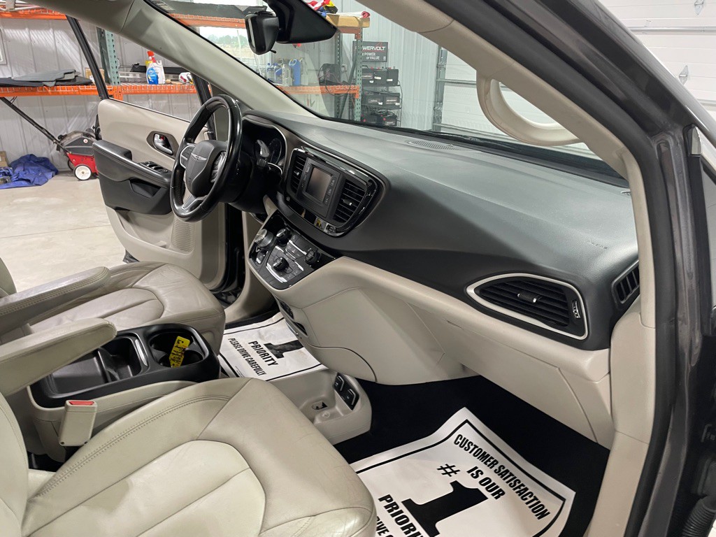 2017 Chrysler Pacifica Image 23