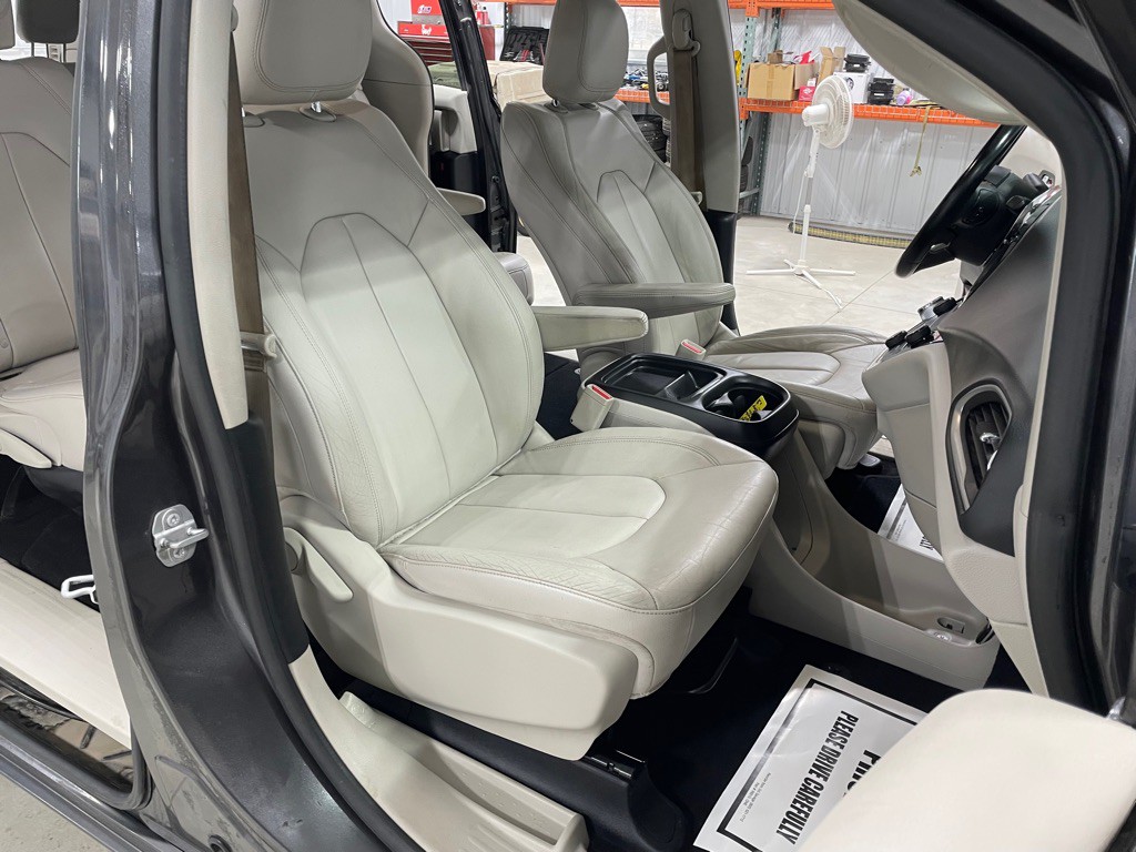 2017 Chrysler Pacifica Image 24