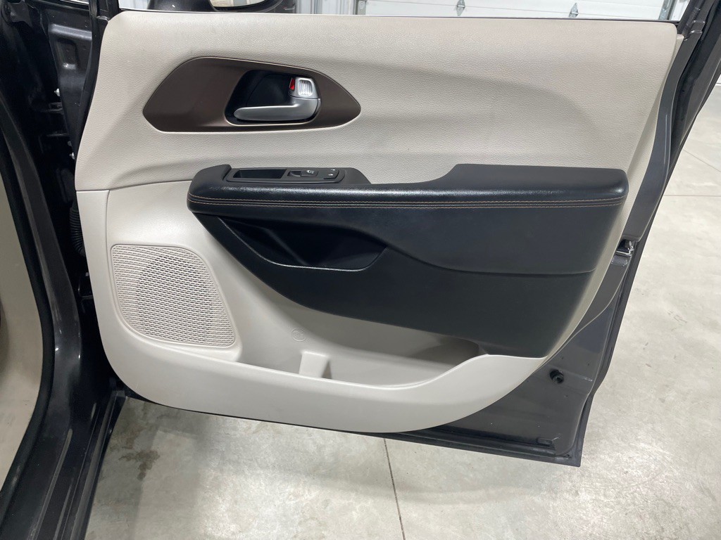 2017 Chrysler Pacifica Image 26