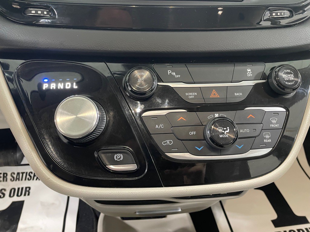 2017 Chrysler Pacifica Image 32