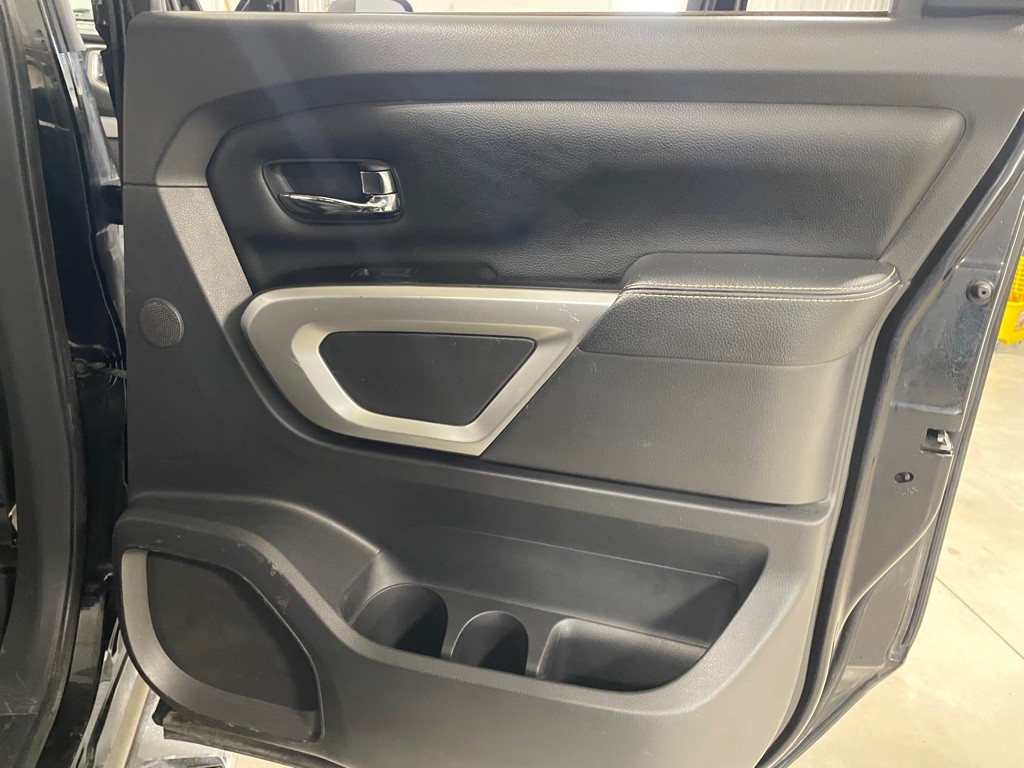 2016 Nissan Titan Image 23