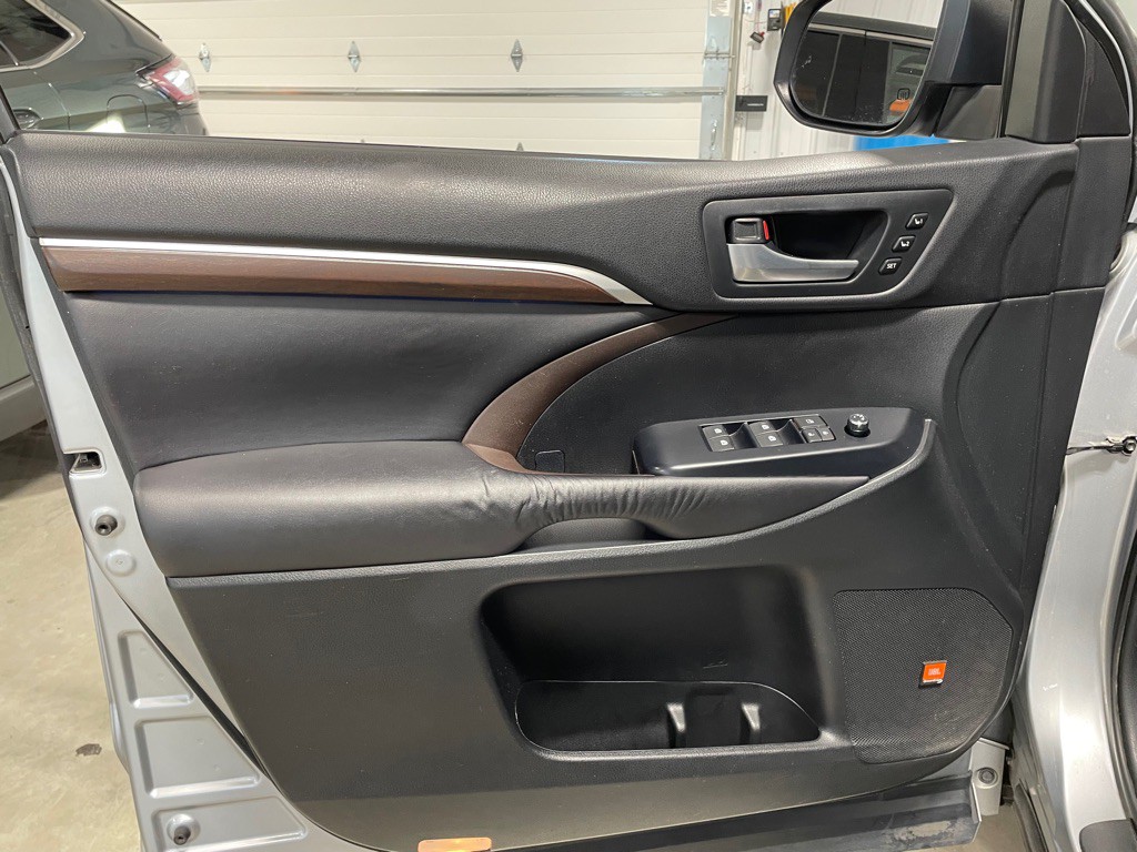 2016 Toyota Highlander Image 12