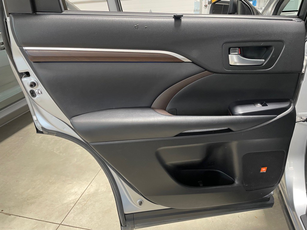 2016 Toyota Highlander Image 17