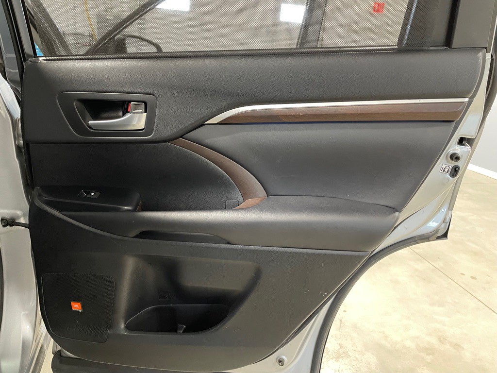 2016 Toyota Highlander Image 25