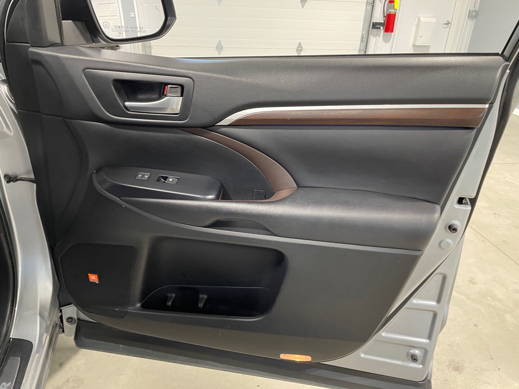 2016 Toyota Highlander Image 30