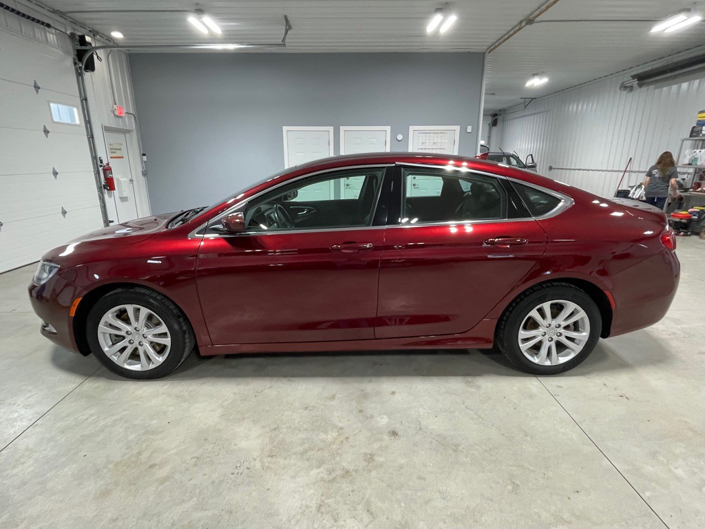 2016 Chrysler 200 Image 4