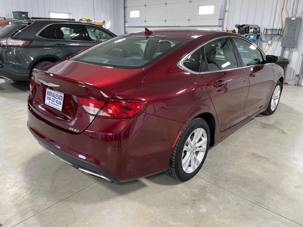 2016 Chrysler 200 Image 7