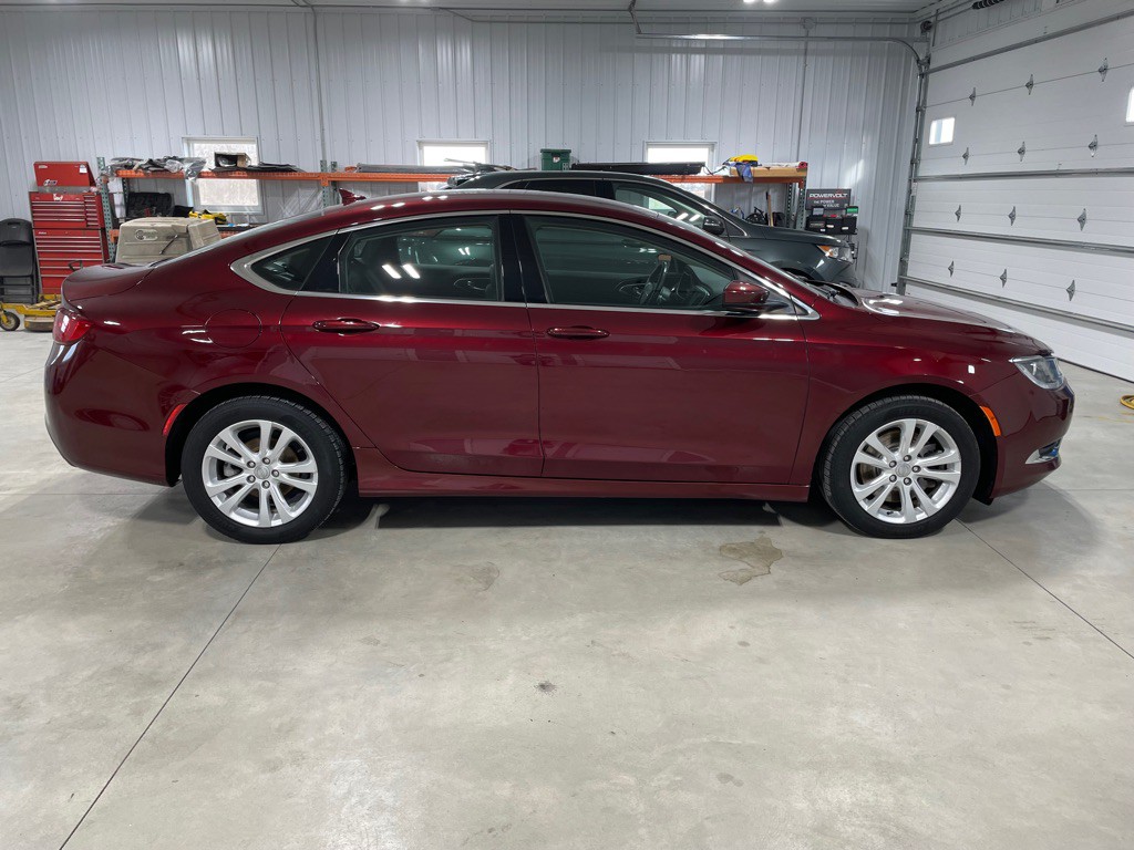 2016 Chrysler 200 Image 8