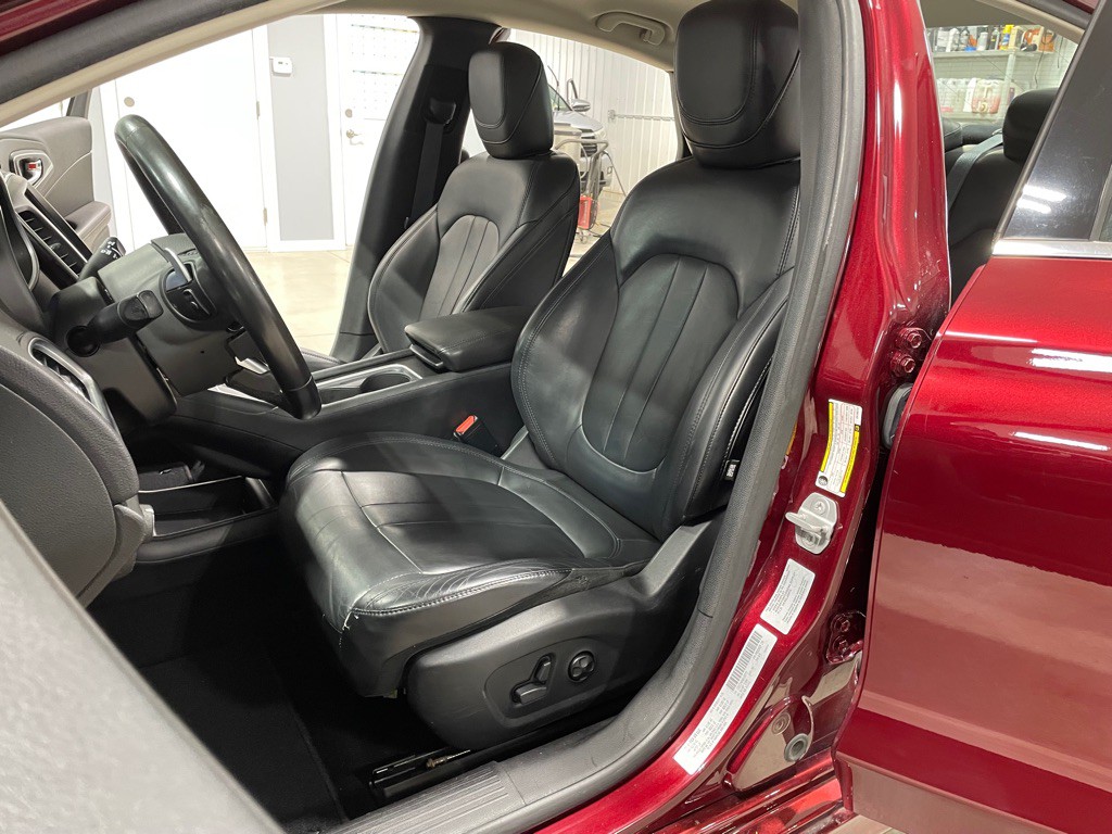 2016 Chrysler 200 Image 10