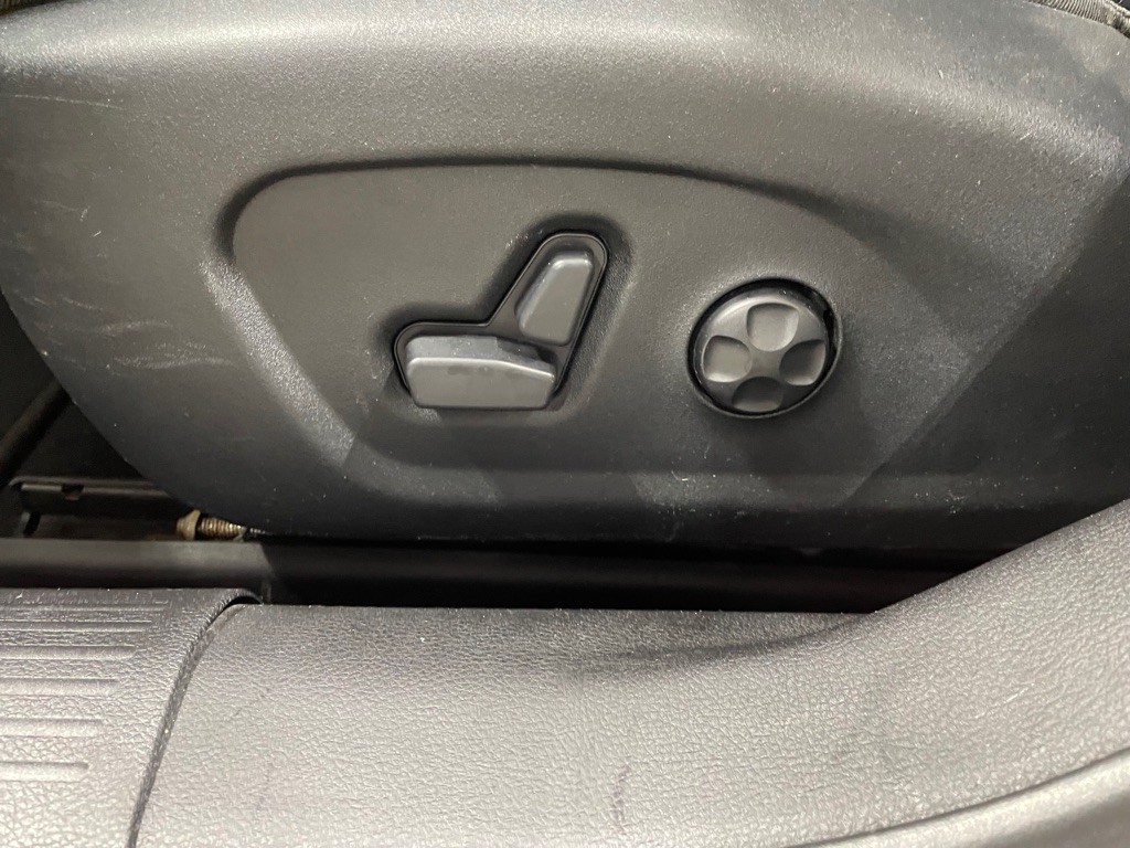 2016 Chrysler 200 Image 11