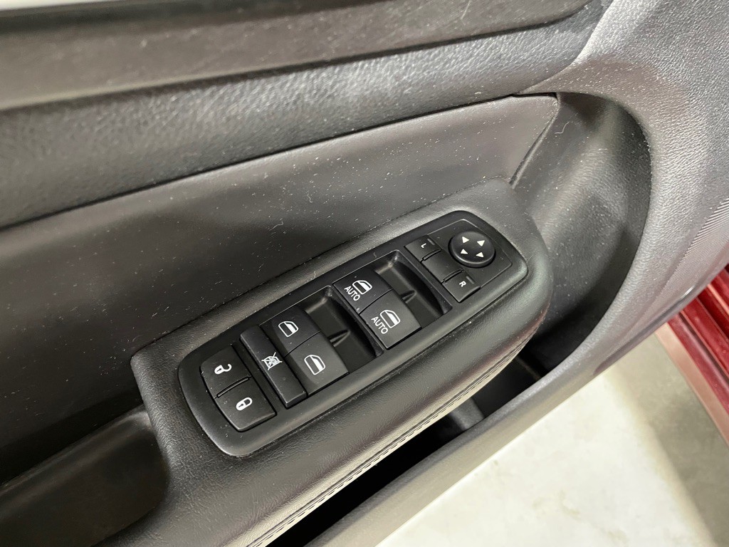 2016 Chrysler 200 Image 12