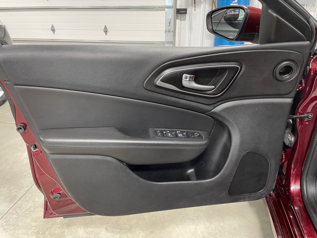 2016 Chrysler 200 Image 13