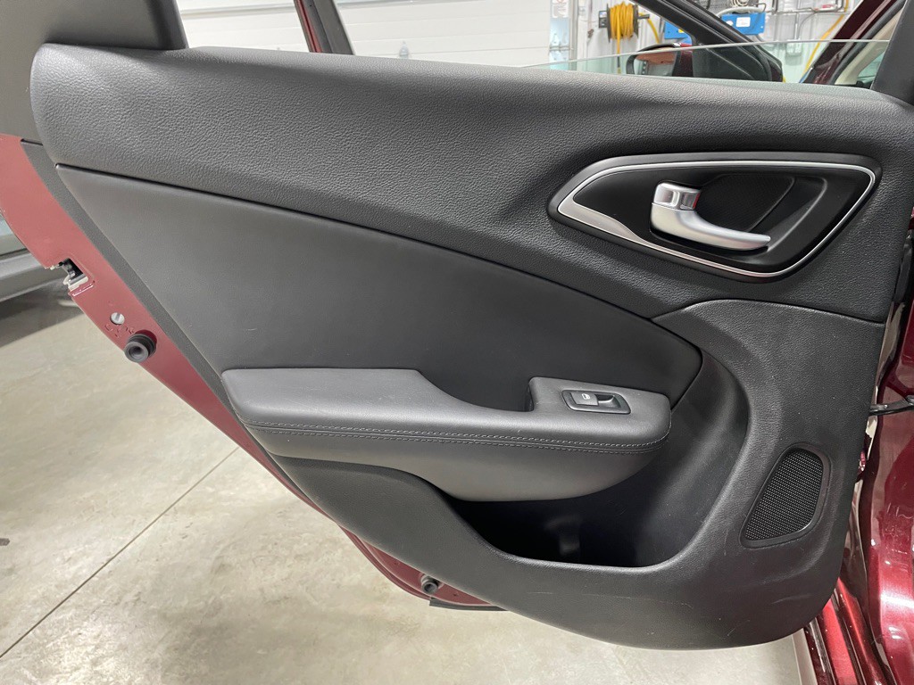 2016 Chrysler 200 Image 16