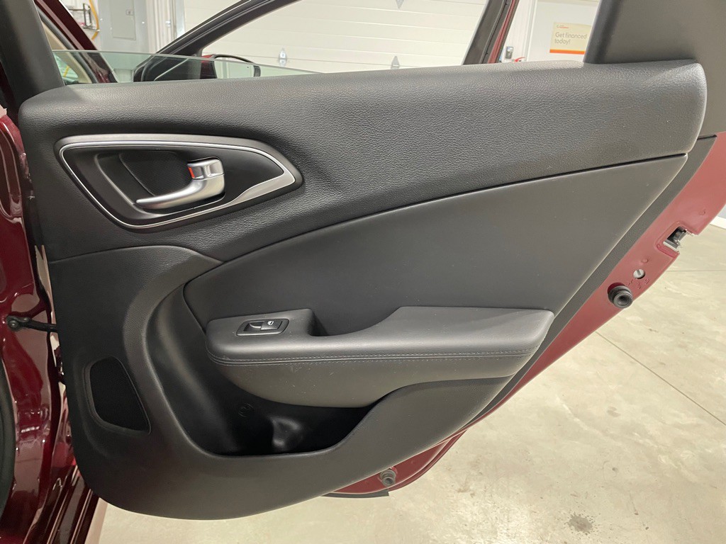 2016 Chrysler 200 Image 21