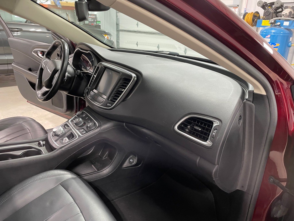 2016 Chrysler 200 Image 22