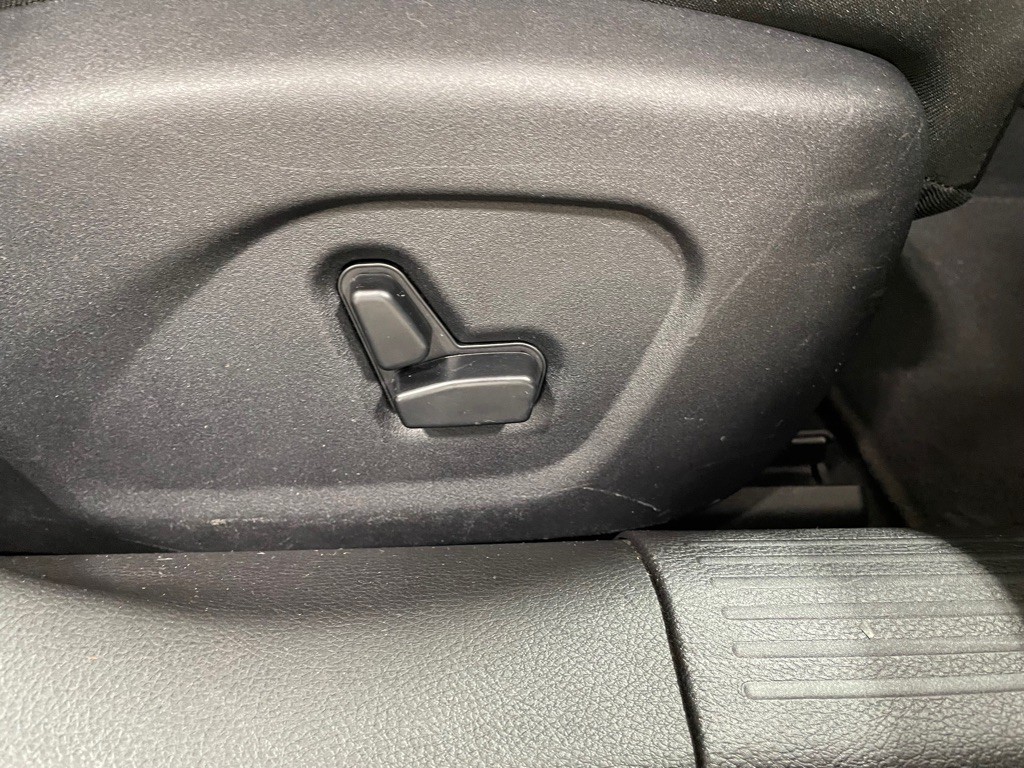 2016 Chrysler 200 Image 24