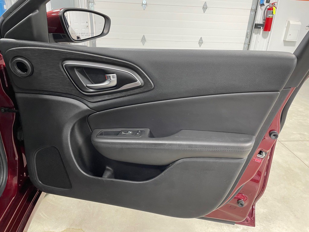 2016 Chrysler 200 Image 26