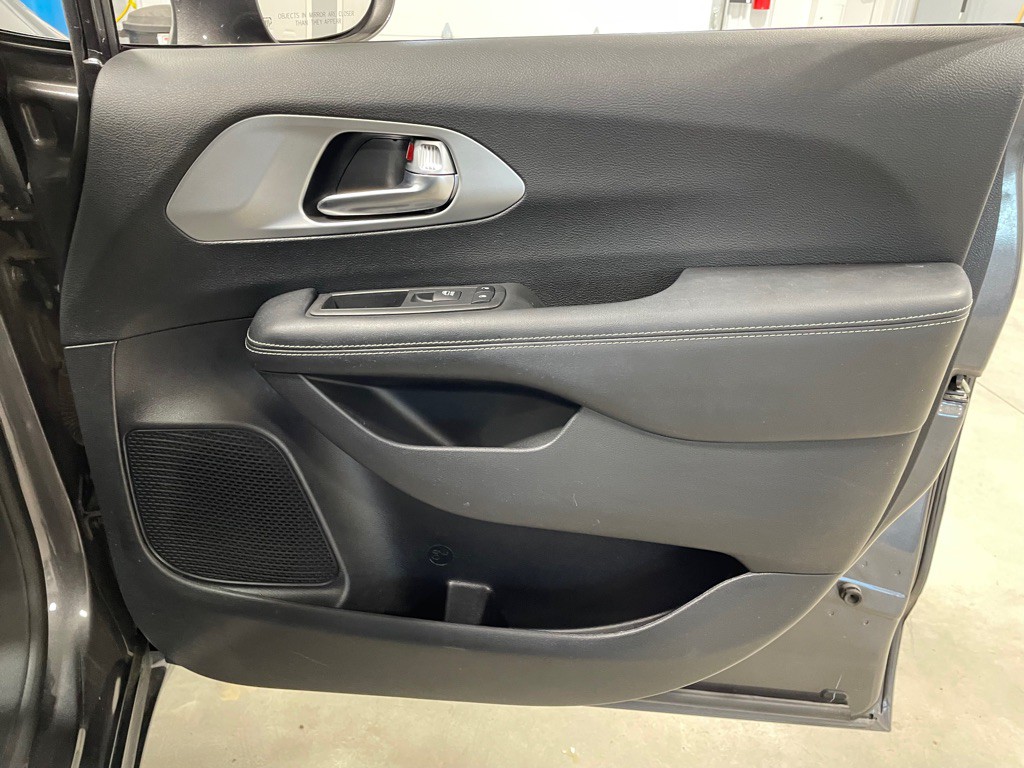 2019 Chrysler Pacifica Image 32