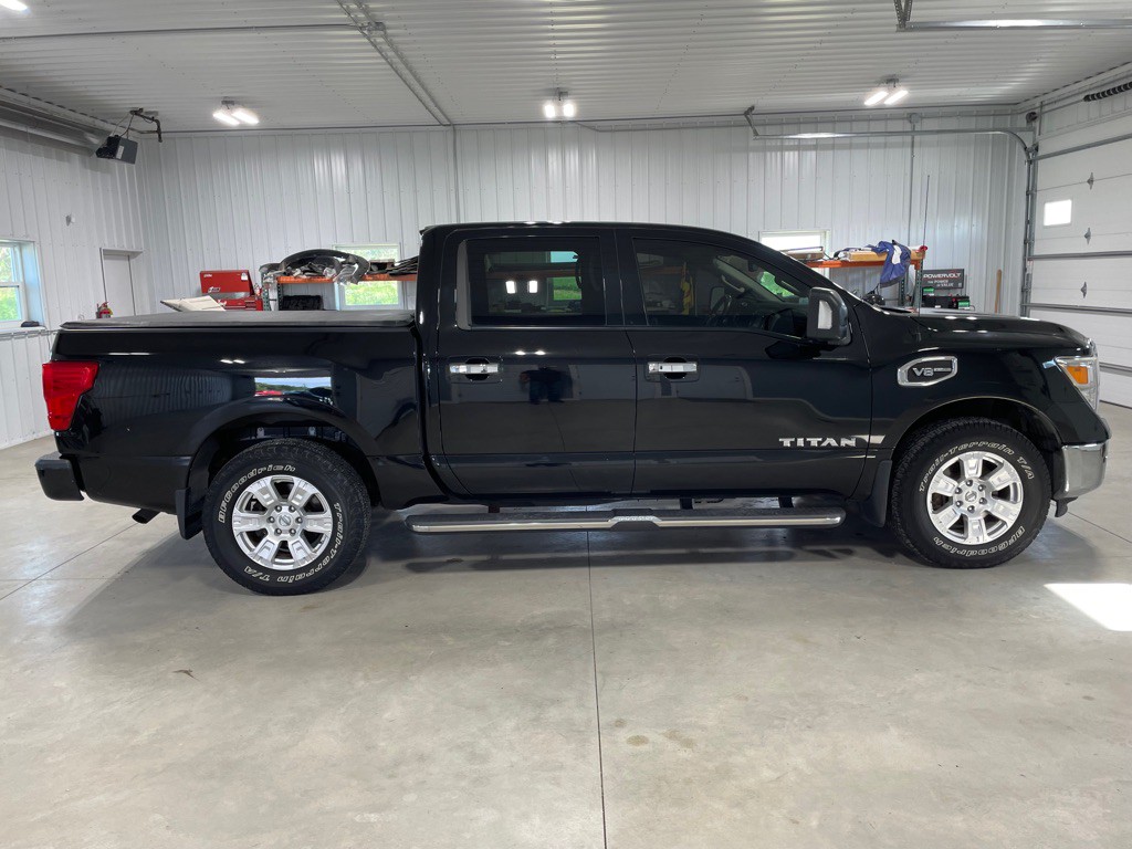 2017 Nissan Titan Image 8