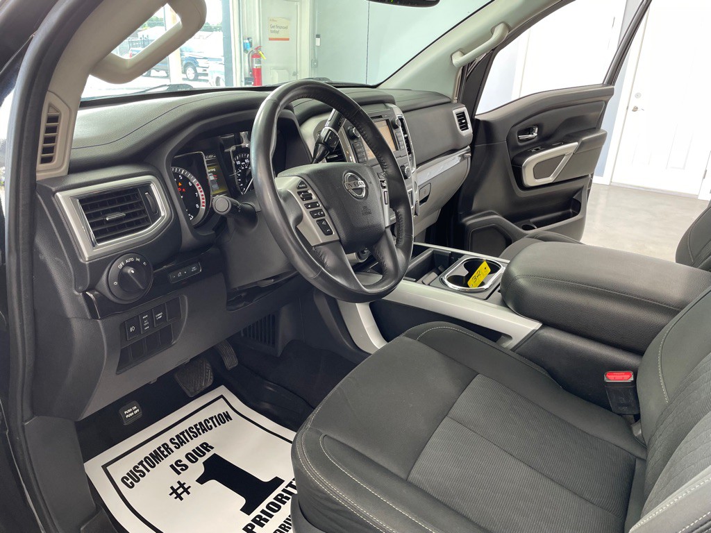 2017 Nissan Titan Image 9