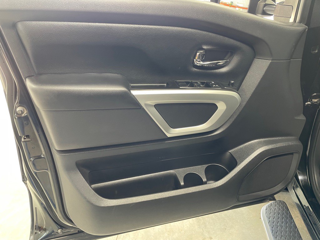 2017 Nissan Titan Image 12
