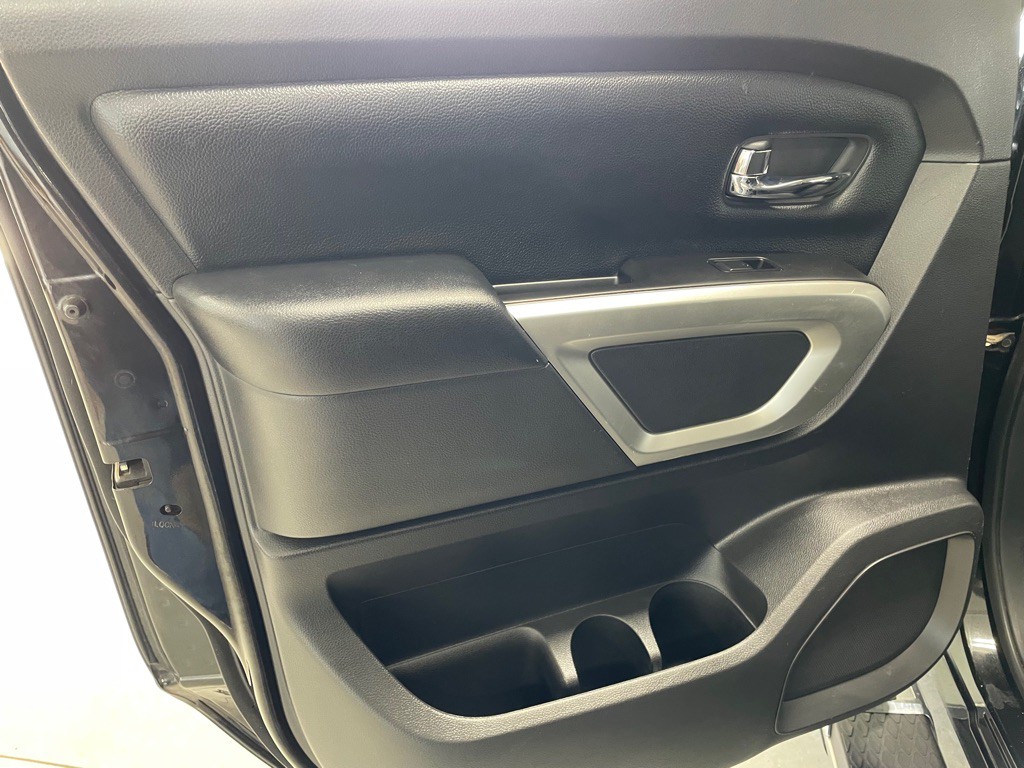 2017 Nissan Titan Image 16