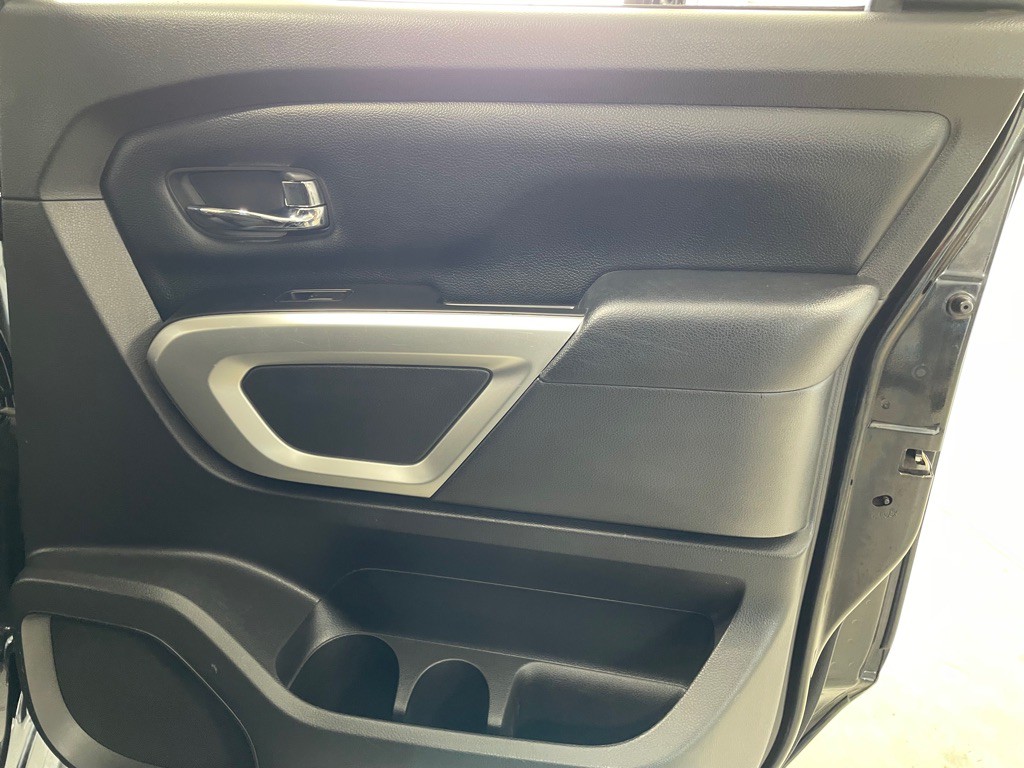 2017 Nissan Titan Image 21
