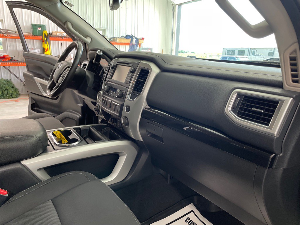 2017 Nissan Titan Image 22