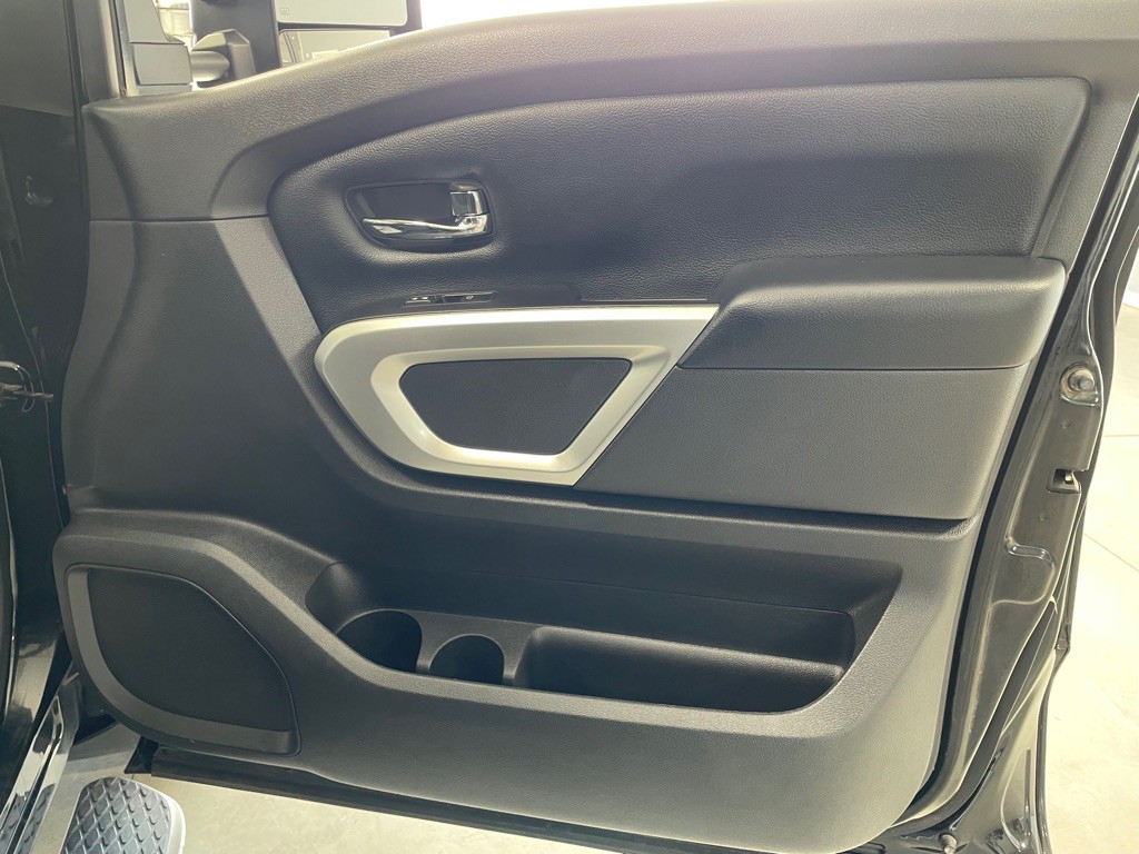 2017 Nissan Titan Image 25