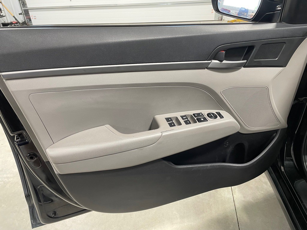 2017 Hyundai Elantra Image 12