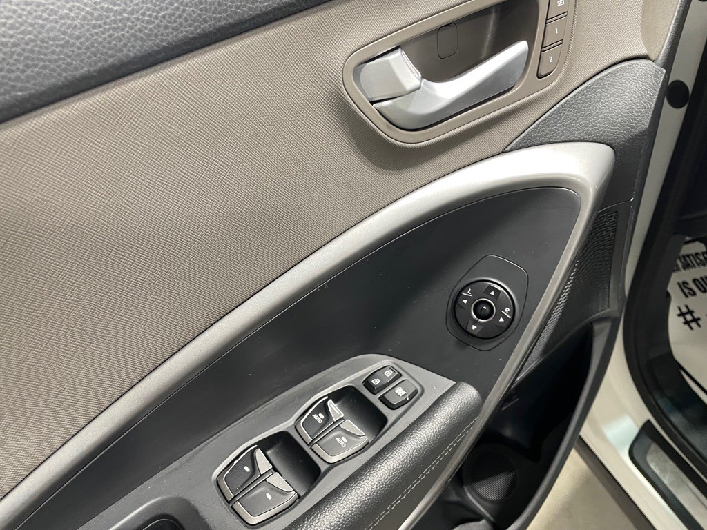 2017 Hyundai Santa Fe Image 11