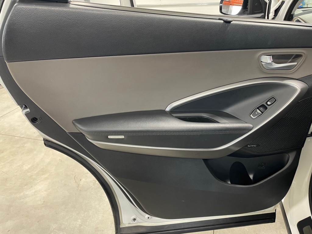 2017 Hyundai Santa Fe Image 17