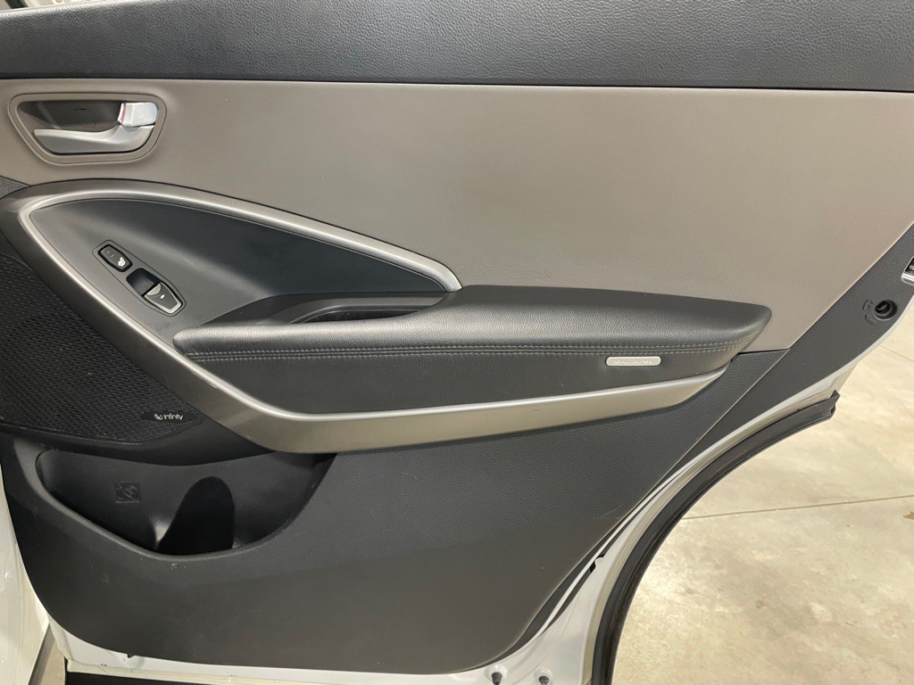 2017 Hyundai Santa Fe Image 23