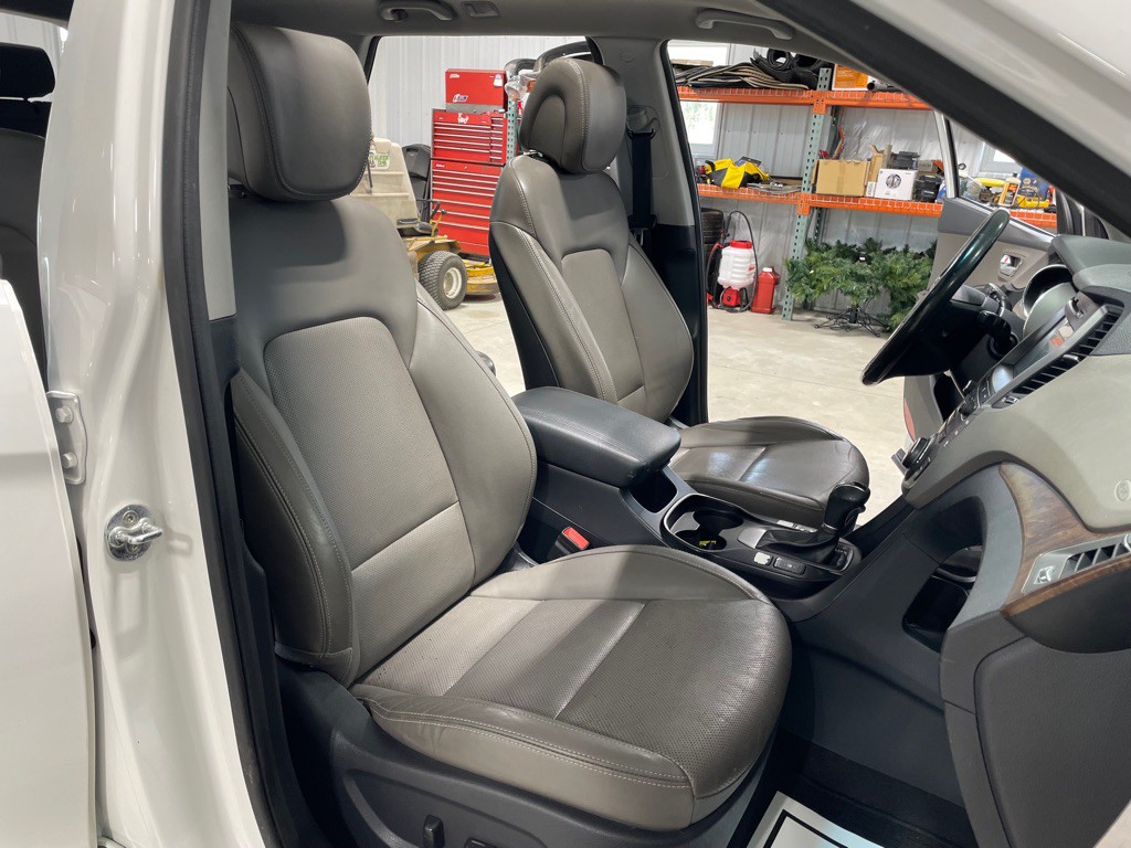 2017 Hyundai Santa Fe Image 25