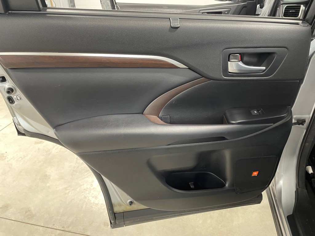 2016 Toyota Highlander Image 18
