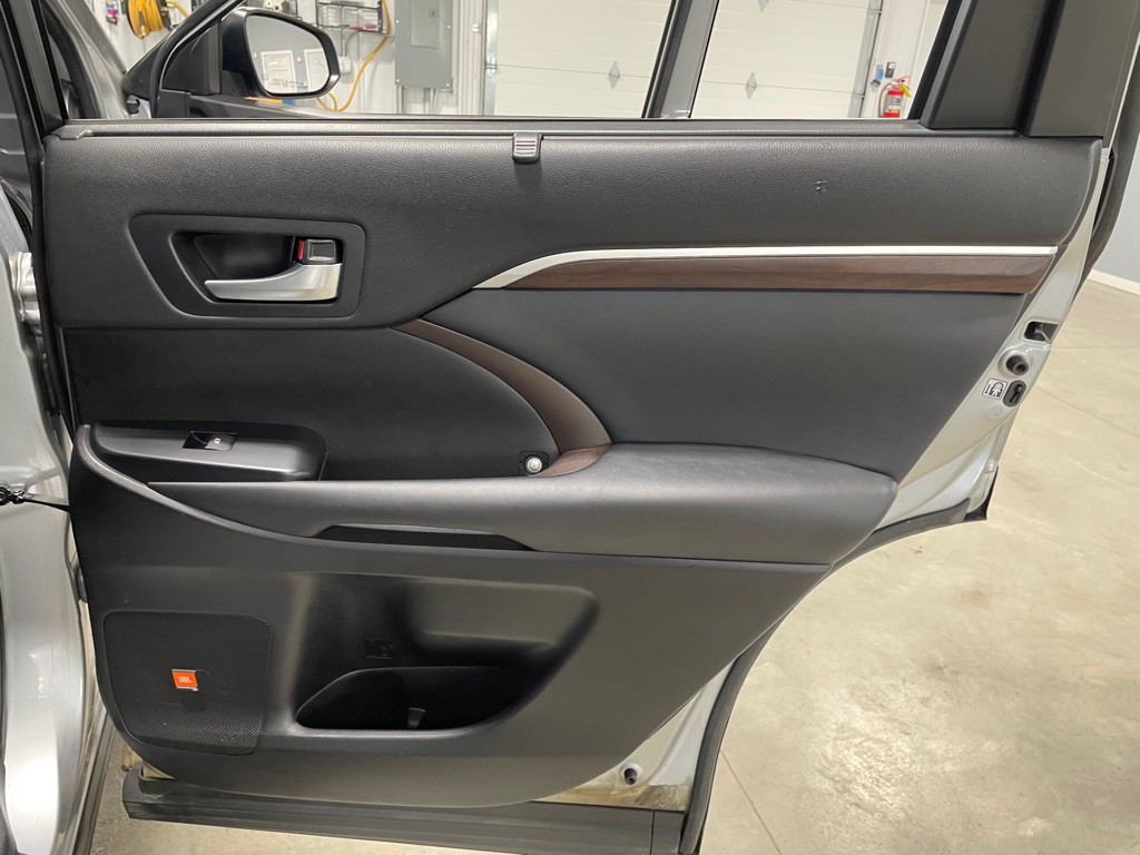 2016 Toyota Highlander Image 26