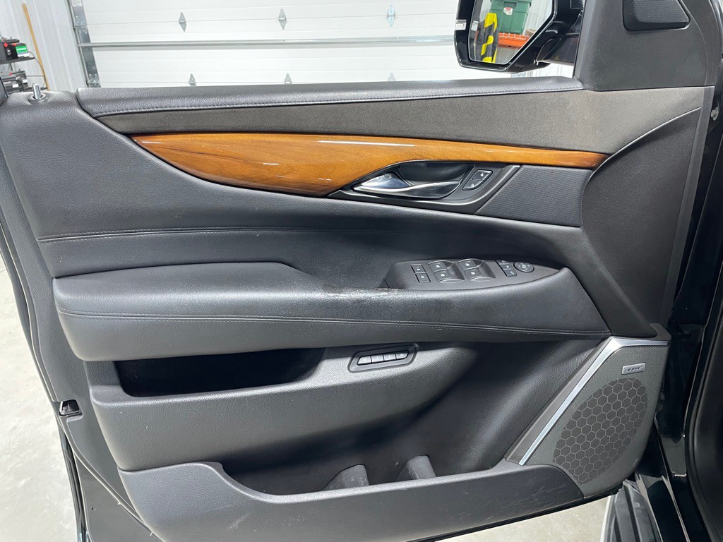 2016 Cadillac Escalade Image 12