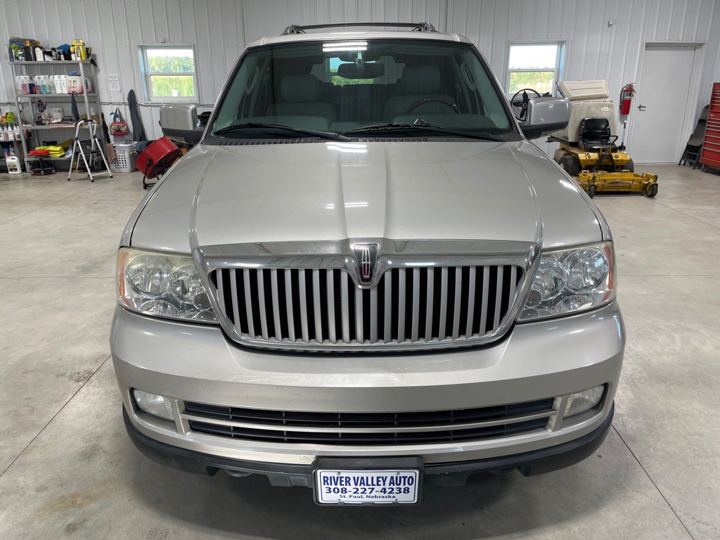 2005 Lincoln Navigator Image 2