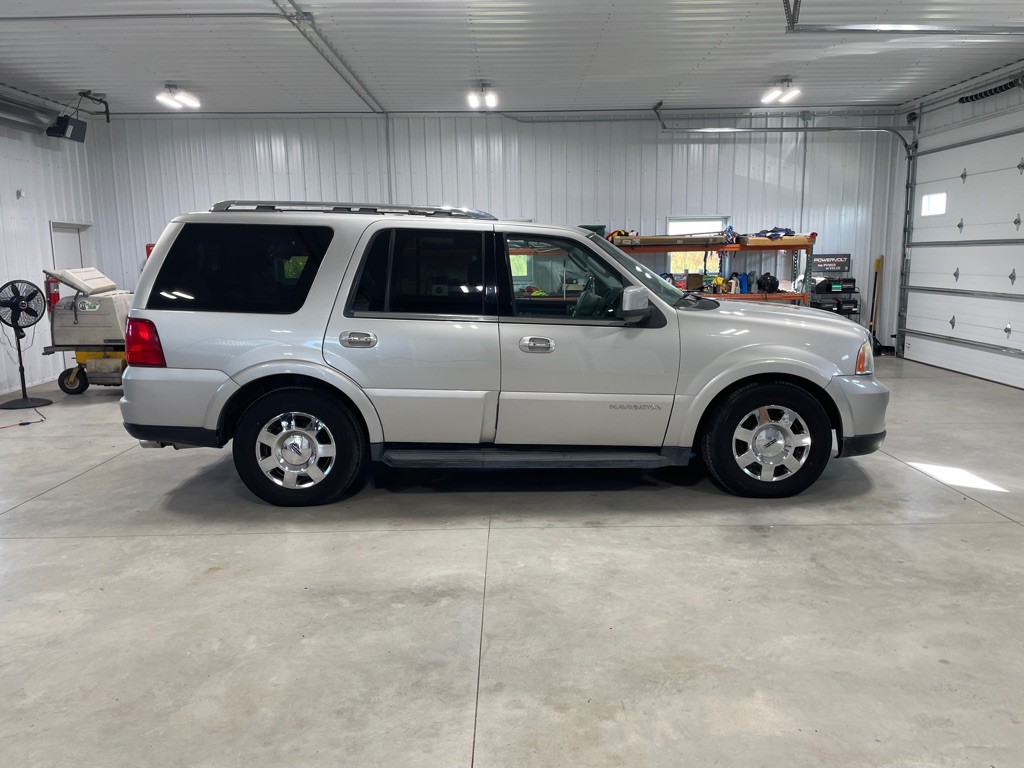 2005 Lincoln Navigator Image 8