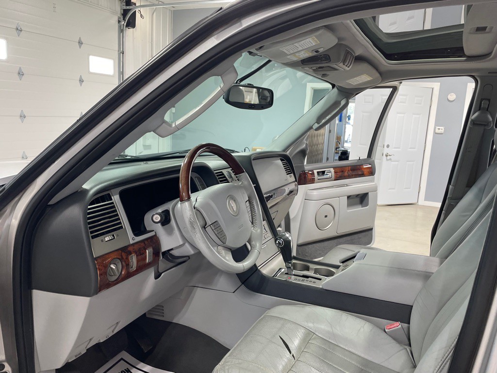 2005 Lincoln Navigator Image 9
