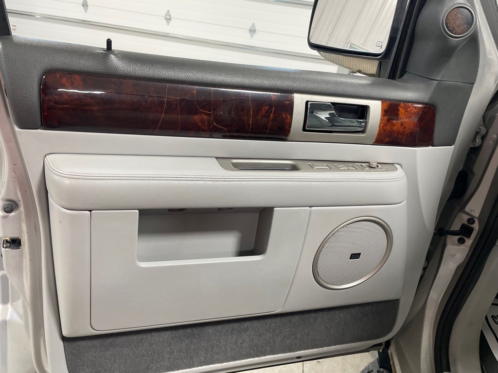 2005 Lincoln Navigator Image 12