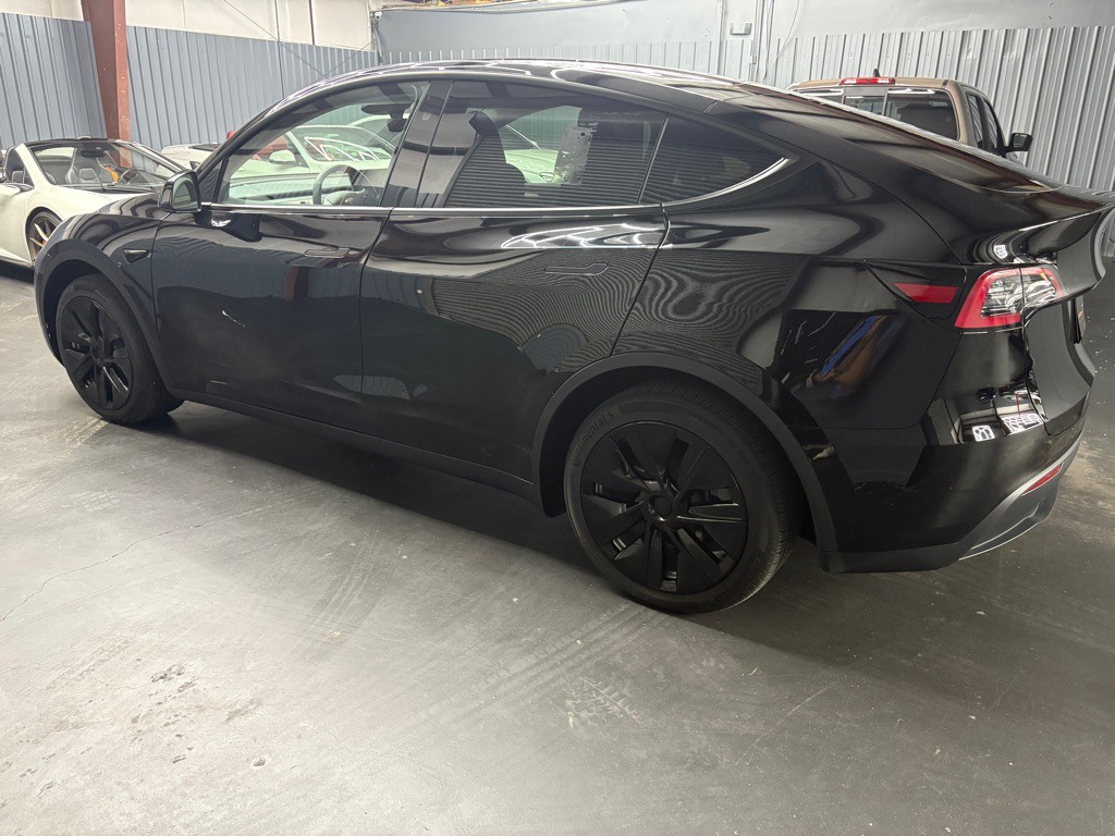 2023 Tesla Model Y Image 2