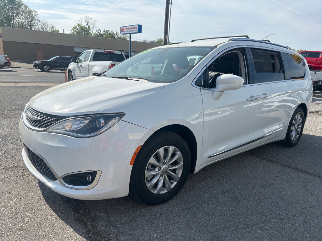 2018 Chrysler Pacifica Image 3