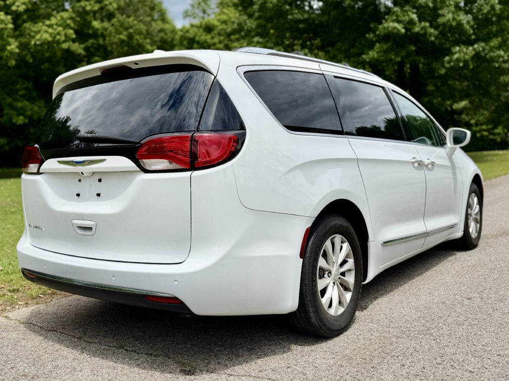 2018 Chrysler Pacifica Image 4