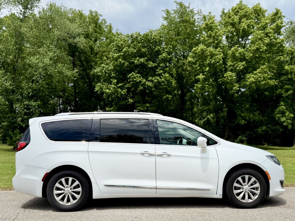 2018 Chrysler Pacifica Image 7
