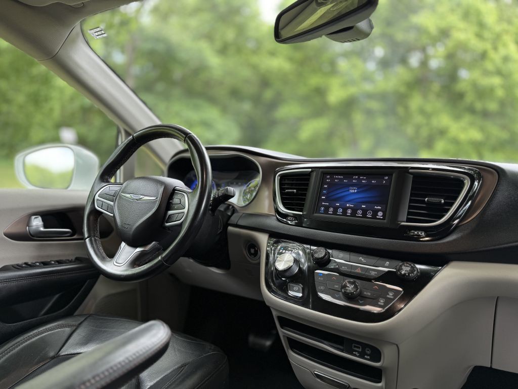 2018 Chrysler Pacifica Image 8