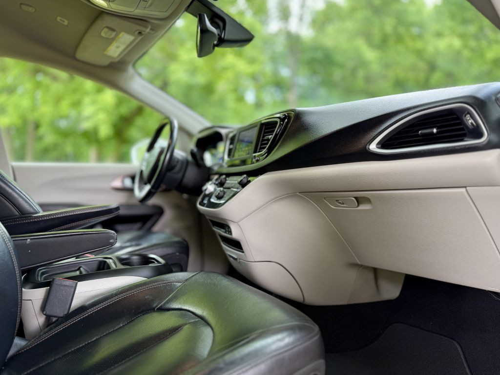 2018 Chrysler Pacifica Image 11